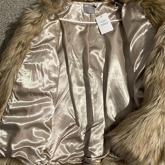 NWT Blonde Faux Fur Coat💕 - Picture 11 of 11